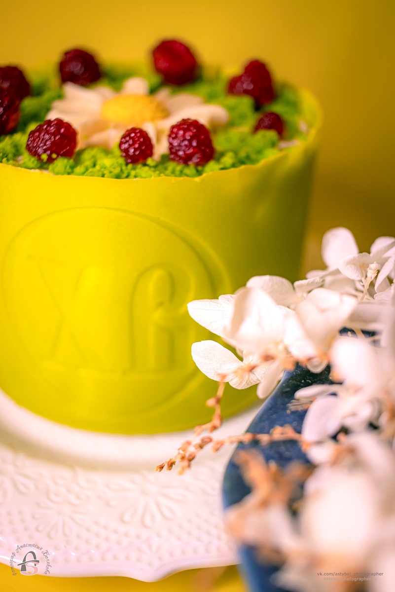 Праздничные творожные пасхи в шоколаде с желейными и шоколадными малинками и шоколадной ромашкой 😍🍓🌼

Снято: 21.04.2025 года
Автор: Анастасия Белякова