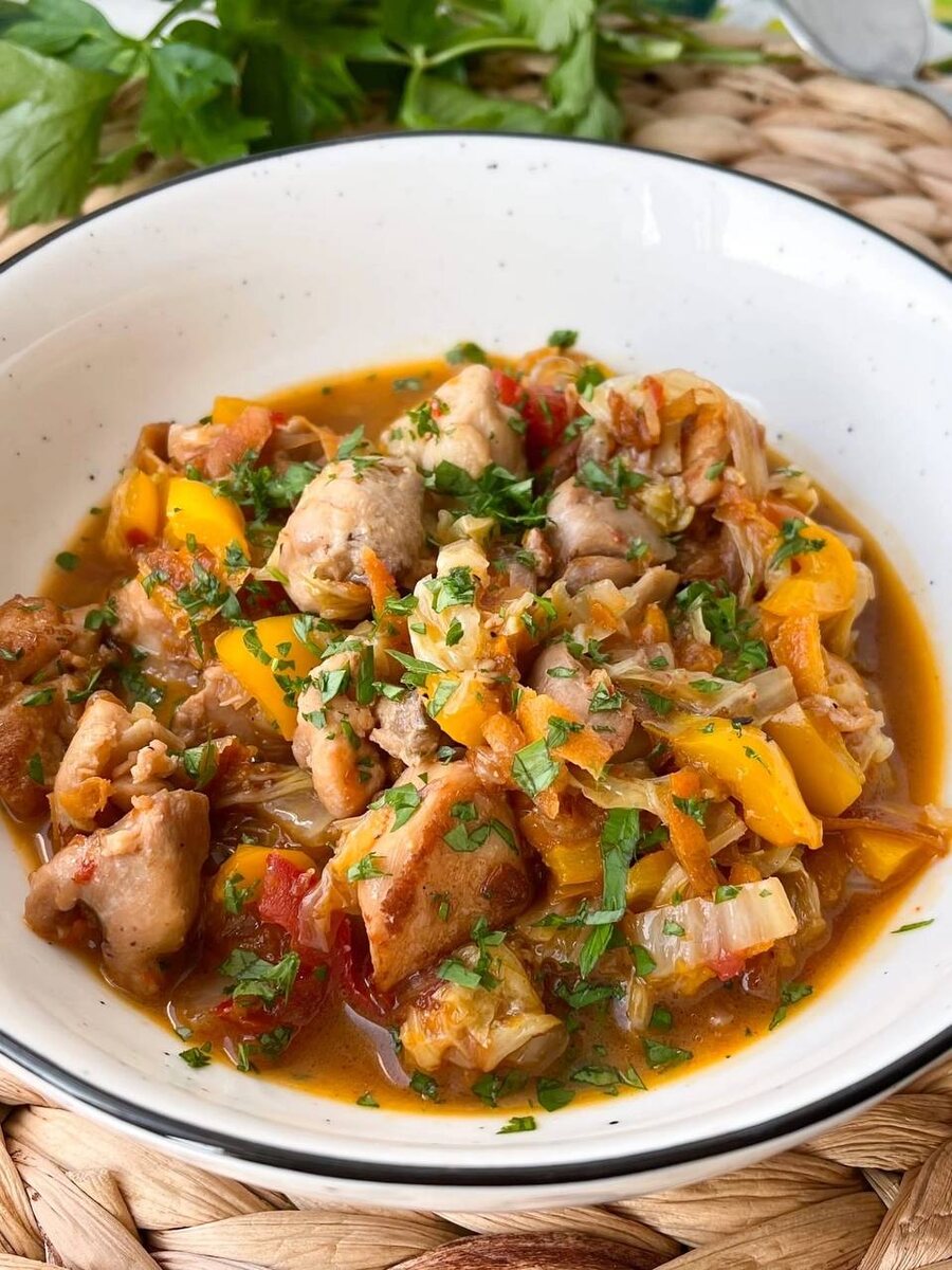 

Вес готового блюда 440г.
КБЖУ на 100г: 93/7.2/5.2/4.4.

Ингредиенты:
- 30г лука
- 60г моркови
- 100г пекинской капусты
- 200г филе куриного бедра
- 100г помидоров
- 100г сладких перцев
- 5г подсолнечного масла
- соль, перец, сладкая паприка, сухой чеснок - по вкусу.

Приготовление:
Лук нарезать полукольцами, морковь натереть, обжарить на сковороде на масле. Филе нарезать, отправить на сковороду. Овощи нарезать и добавить к курице, посолить, добавить 100г воды, накрыть крышкой и тушить 20 минут на огне ниже среднего. Добавить чеснок, паприку, перец, перемешать. Подавать с зеленью.