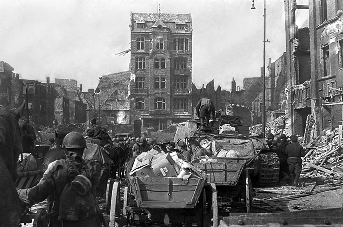 Солдаты в разрушенном городе, вид на совр. дом по ул. Житомирская, 22-24.