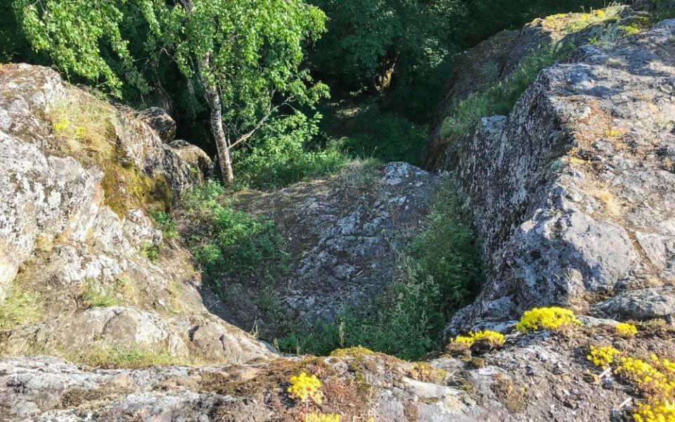 Местечко "Чёртов стул". Вид сверху. Смельчаки сюда спускаются.