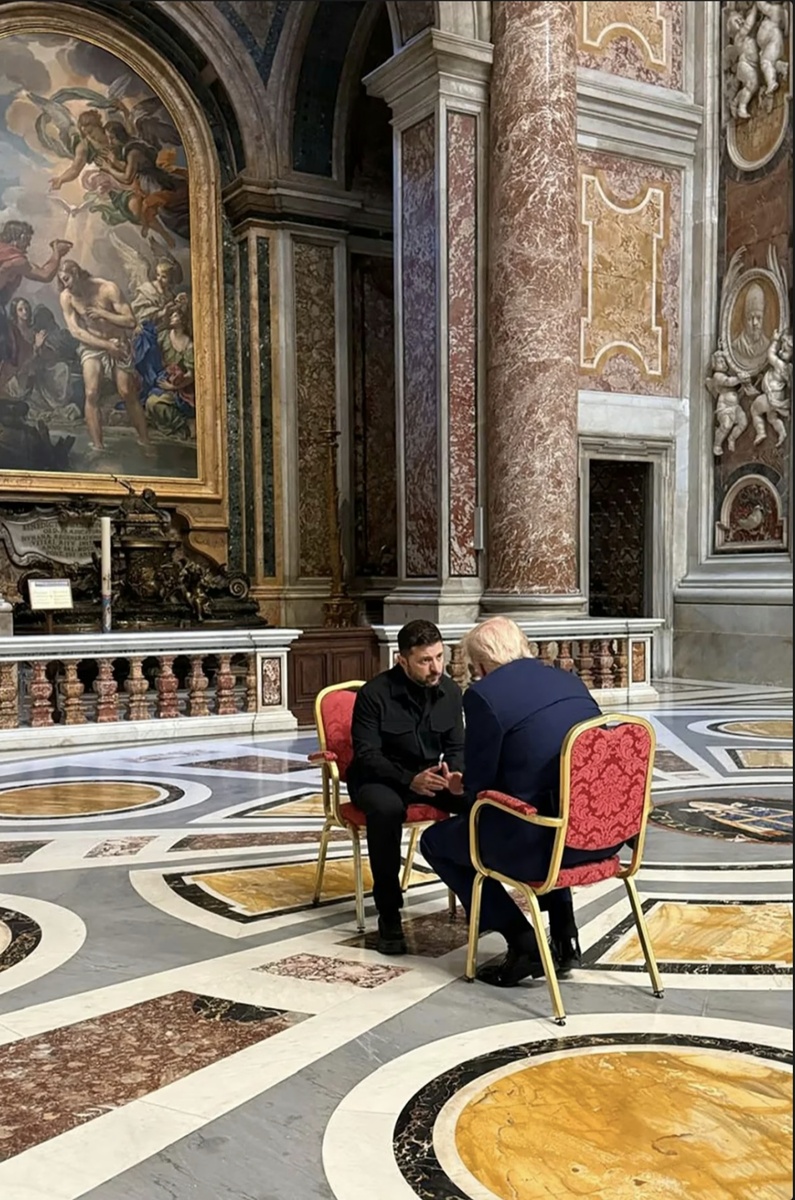 Владимир Зеленский и Дональд Трамп впервые встретились после февральской ссоры в Овальном кабинете Белого дома. По сообщению их пресс-служб, утром 26 апреля президенты Украины и США провели «очень продуктивную» встречу в базилике Святого Петра в Ватикане, куда оба лидера прибыли для участия в церемонии похорон папы римского Франциска. Фото их беседы тет-а-тет опубликовал глава офиса президента Украины Андрей Ермак. Встреча продолжалась около 15 минут. В какой-то момент к ним присоединились президент Франции Эммануэль Макрон и премьер-министр Великобритании Кир Стармер. Ожидалось, что Трамп и Зеленский продолжат переговоры в Риме позже в субботу после похорон, но этого не случилось, поскольку президент США почти сразу после церемонии улетел обратно к себе на родину.