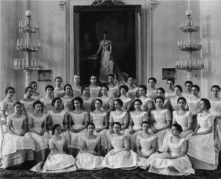Выпускницы института благородных девиц.