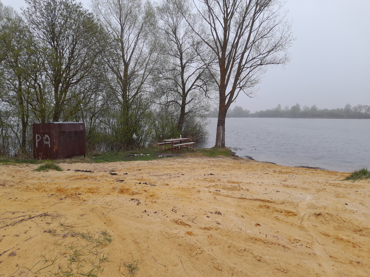 Деревенский пляж! Летом здесь купался - отличное местечко недалеко от города.