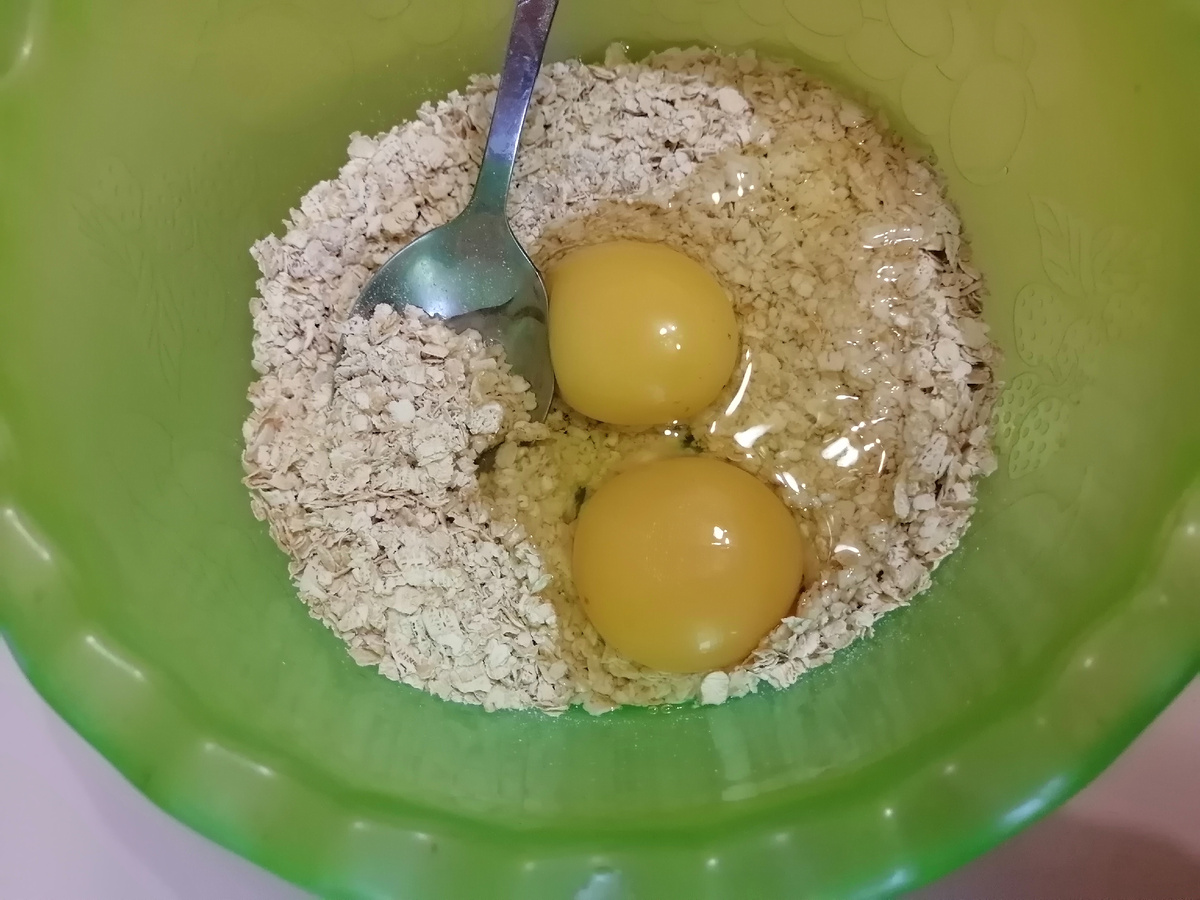 Готовлю яблочные оладьи.