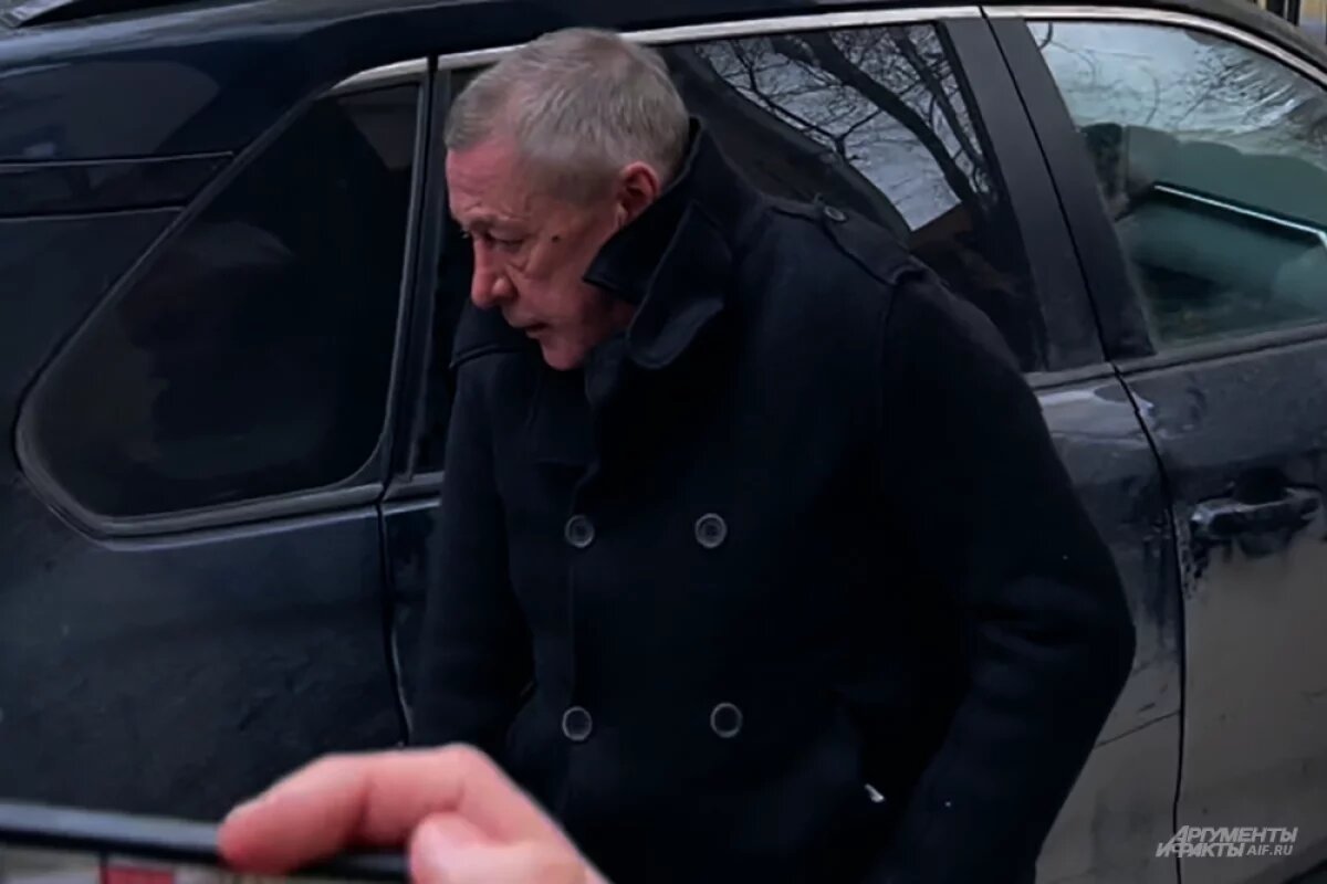    Михаил Ефремов освобожденный из колонии у свого дома в Плотниковом переулке.