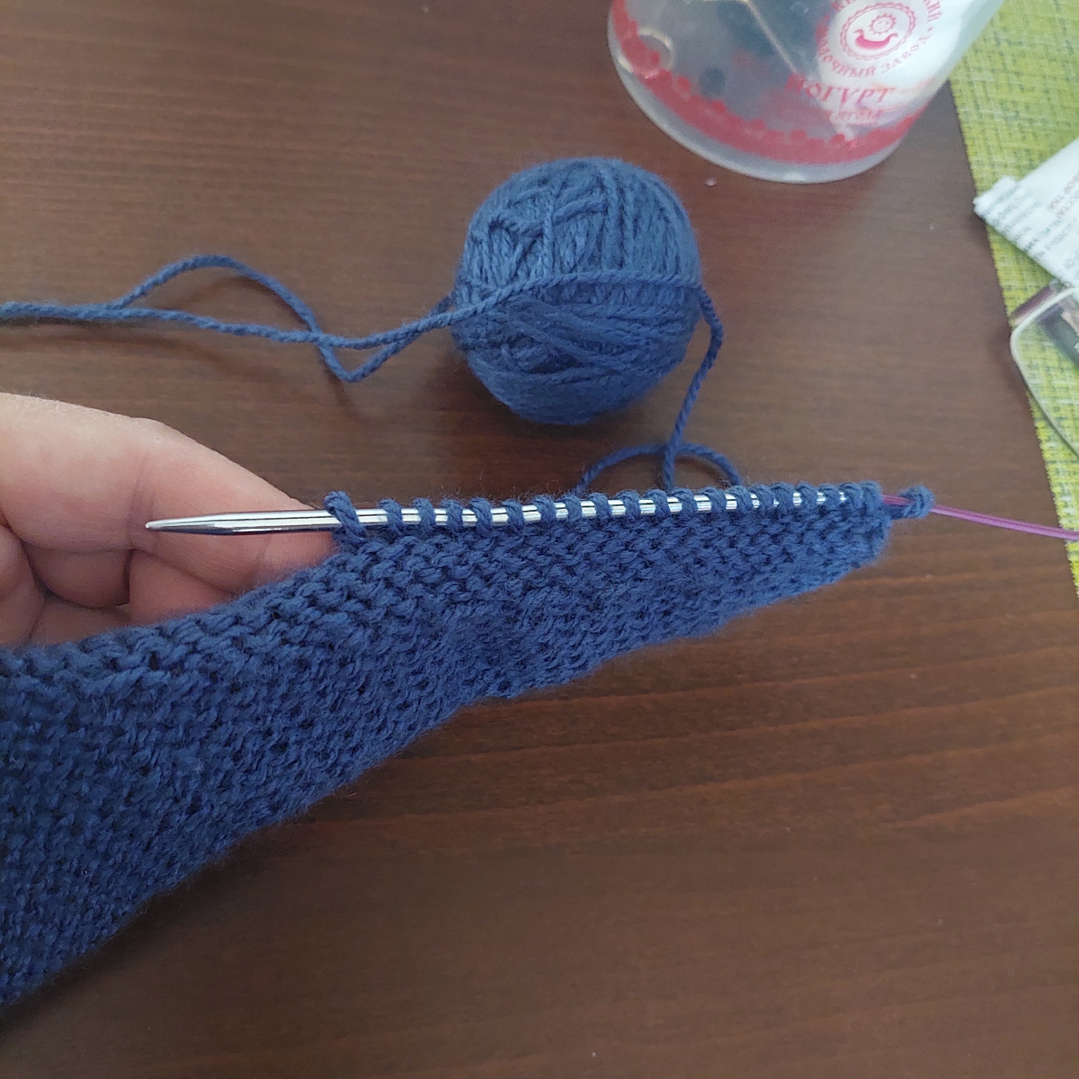 Набираем петли на спицу.