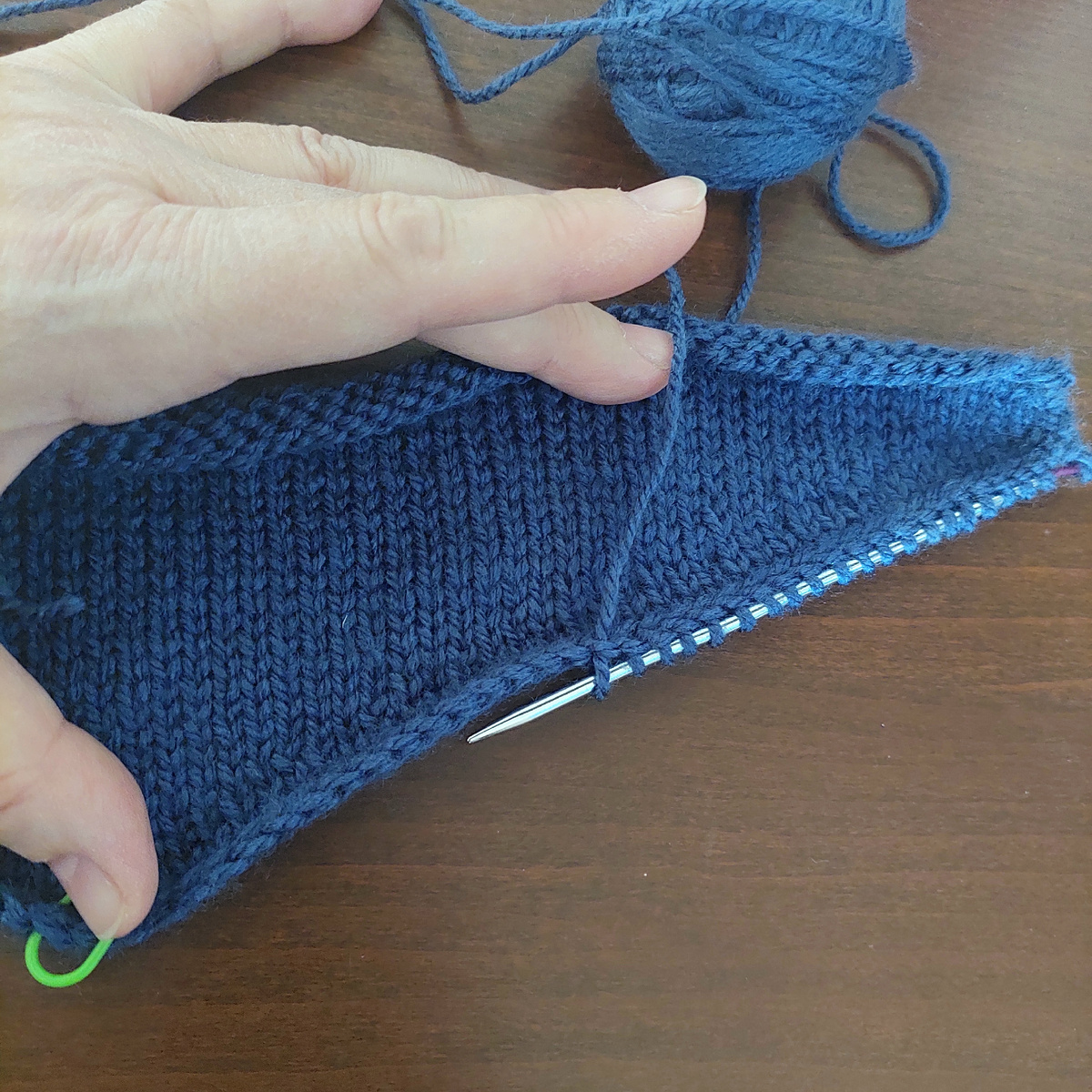 Цепочка по кромке плеча.