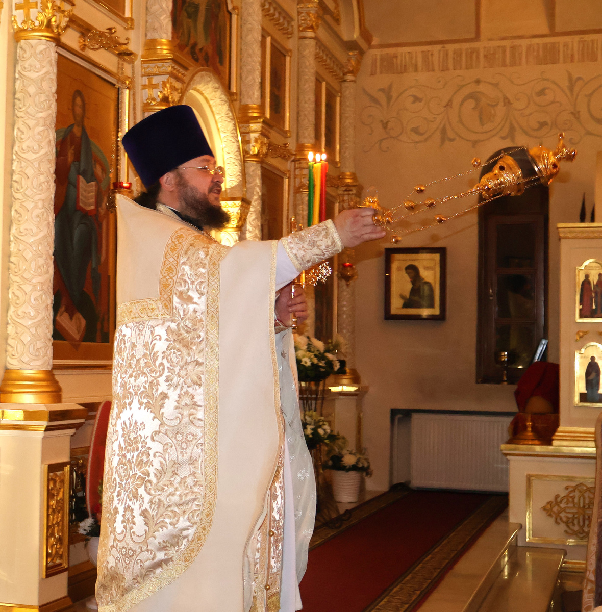 Пасхальная ночь-2025. Настоятель кадит, народ - ликует!