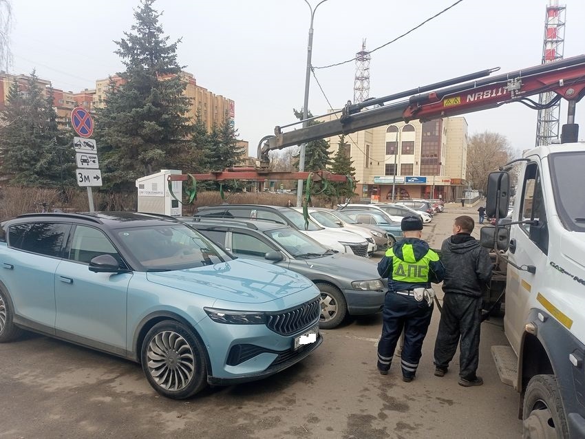 Эвакуатор дамокловым мечом навис над проштрафившимся автомобилем