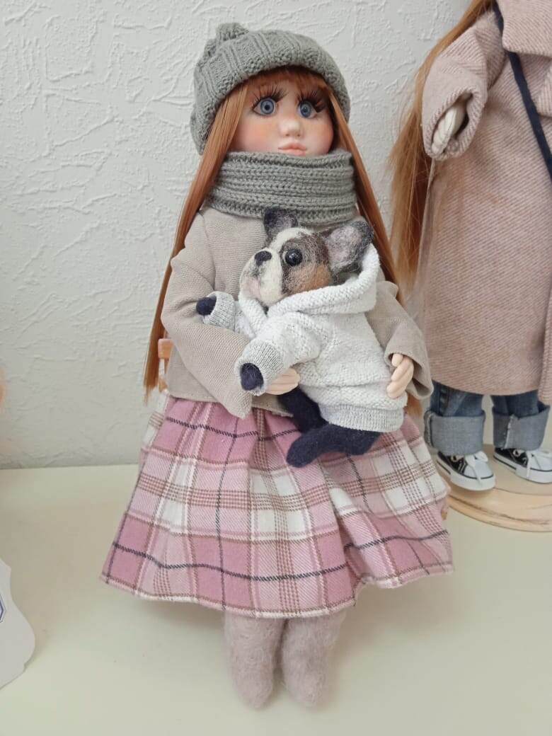 Очень милая и добрая работа. И бульдожка как живая.