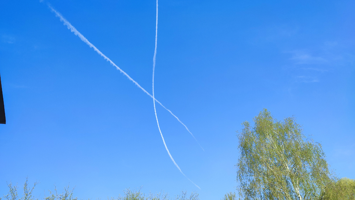 След самолёта в небе