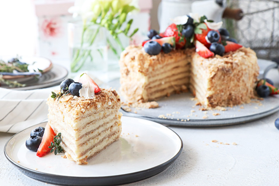 Торт "Наполеон" — это символ традиционной сладкой кухни, который завоевал сердца миллионов людей по всему миру. Его хрустящие коржи и нежный крем создают идеальный баланс текстур и вкусов. В этой статье мы расскажем о классическом рецепте этого легендарного десерта, раскроем секреты его приготовления и предложим современные вариации для тех, кто любит экспериментировать.