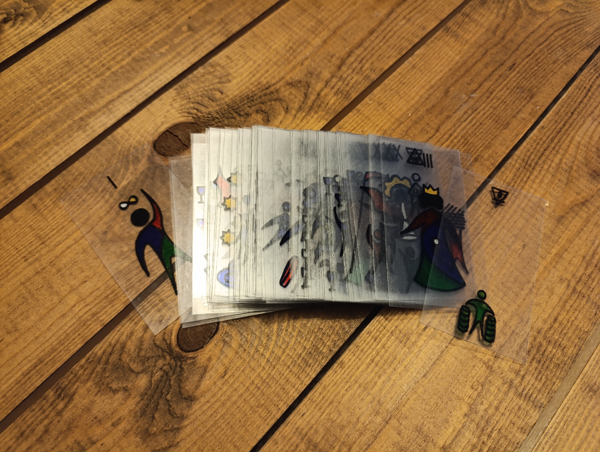 Смотрим подколодную и карту, что легла сверху колоды. Они укажут общую атмосферу расклада. О ней чуть ниже. 