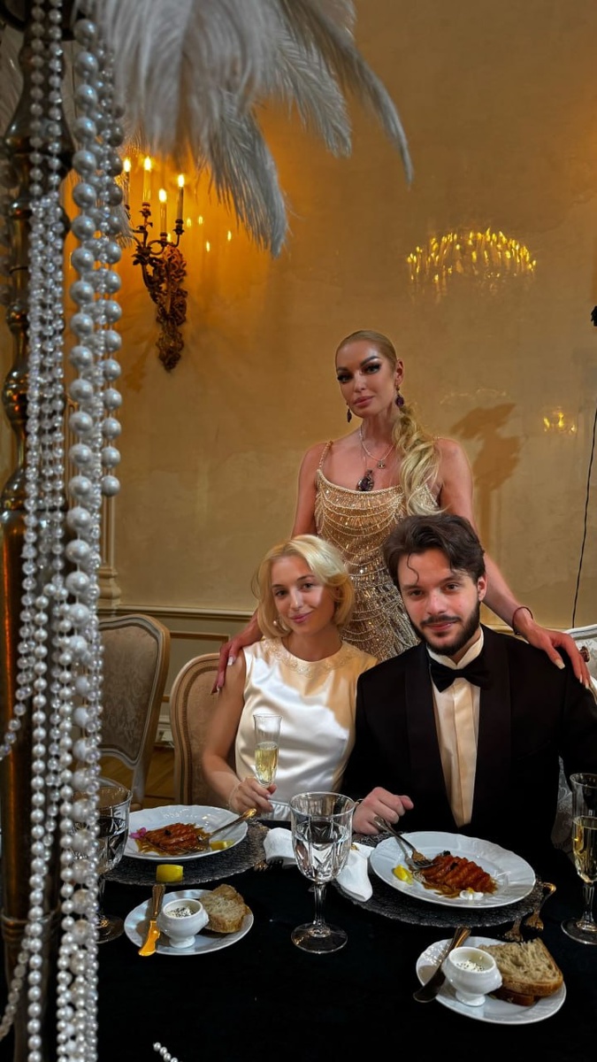 Анастасия Волочкова, ее дочь Ариадна и жених дочери Никита