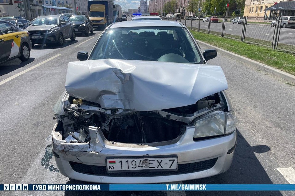    Микроавобус столкнулся с попутно двигающимся автомобилем Mazda. Фото: УГАИ ГУВД Мингорисполкома