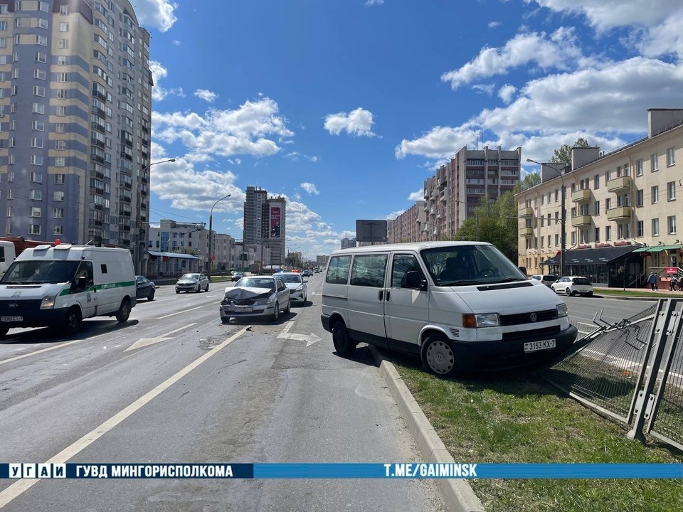    Микроавтобус снес ограждение на улице Минска после столкновения с легковушкой. Фото: УГАИ ГУВД Мингорисполкома