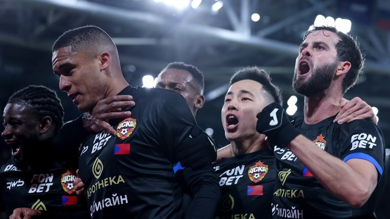    Футболисты ЦСКА празднуют гол Гуарирапы в ворота «Спартака» в матче РПЛ 26 апреля.Дарья Исаева