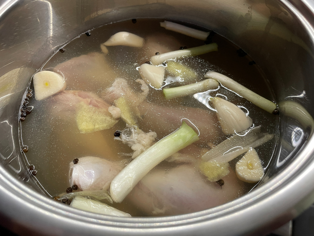 Варим мясо в пряном бульоне