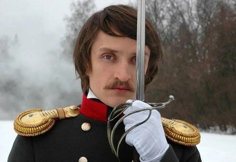 Юрий Чурсин в роли Лермонтова, кадр из сериала «Из пламя и света»