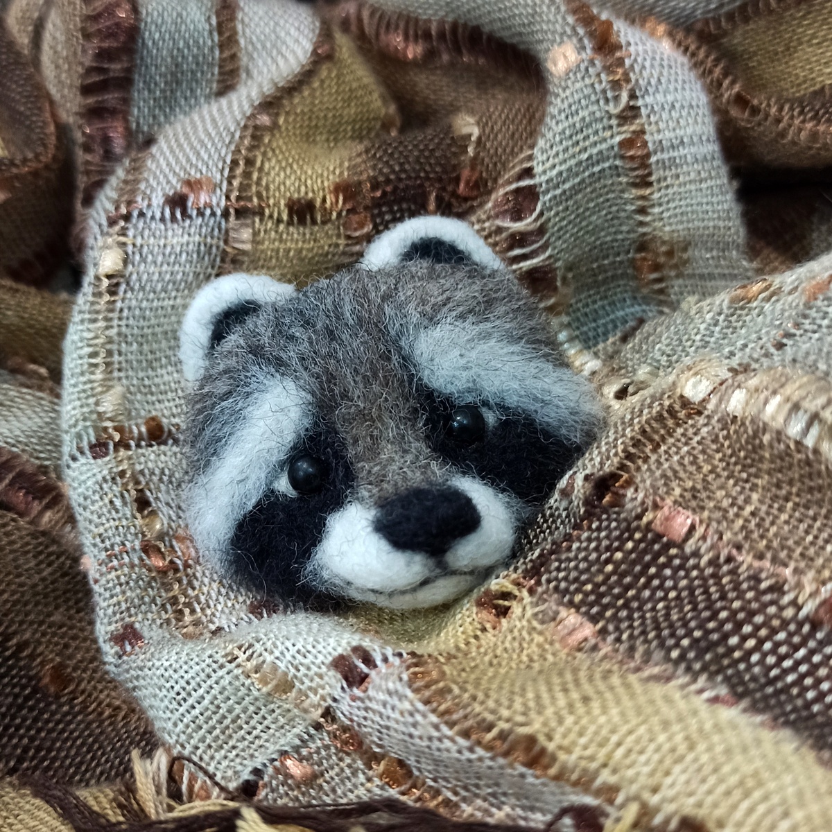 Брошь валяная Енот