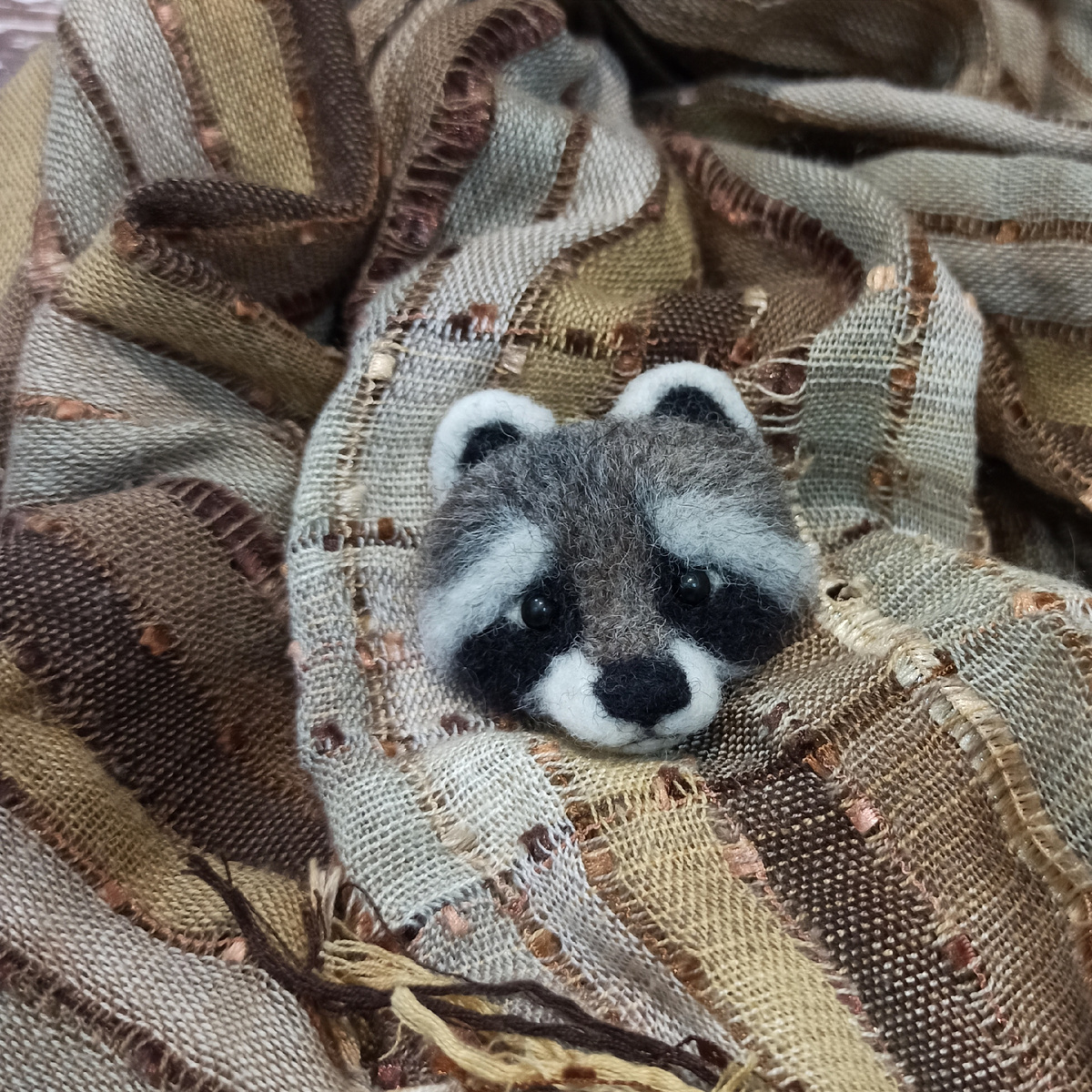 Брошь валяная Енот