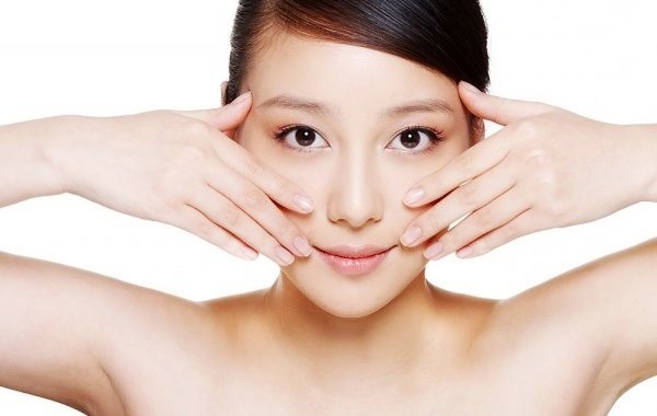 Главное – никакого растягивания кожи! Только мягкие нажатия.
