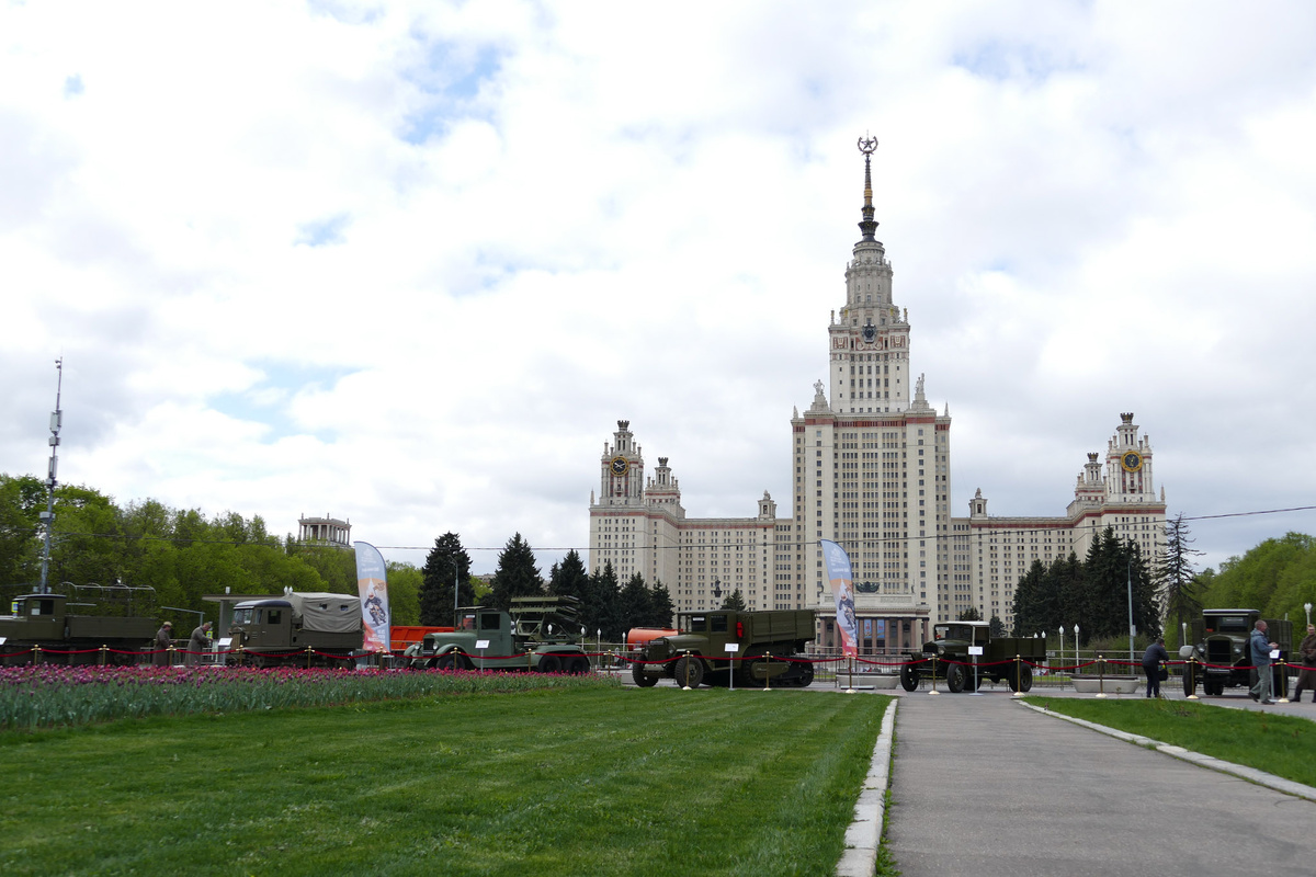 Моторы войны на фоне МГУ.