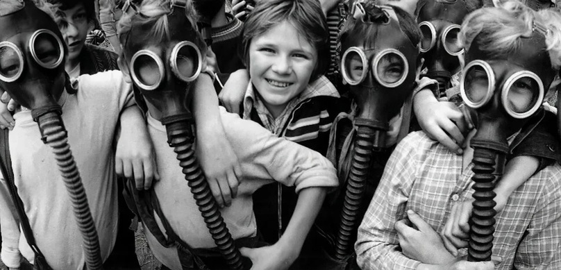 Рис.1. Дети в противогазах. Источник: https://dzen.ru/a/ZUFcuNOh3UkCyXE_