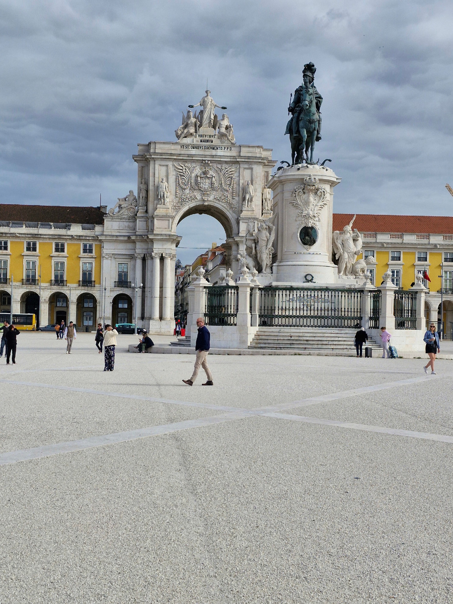 Площадь Коммерции, на заднем плане - триумфальная арка Rua Augusta