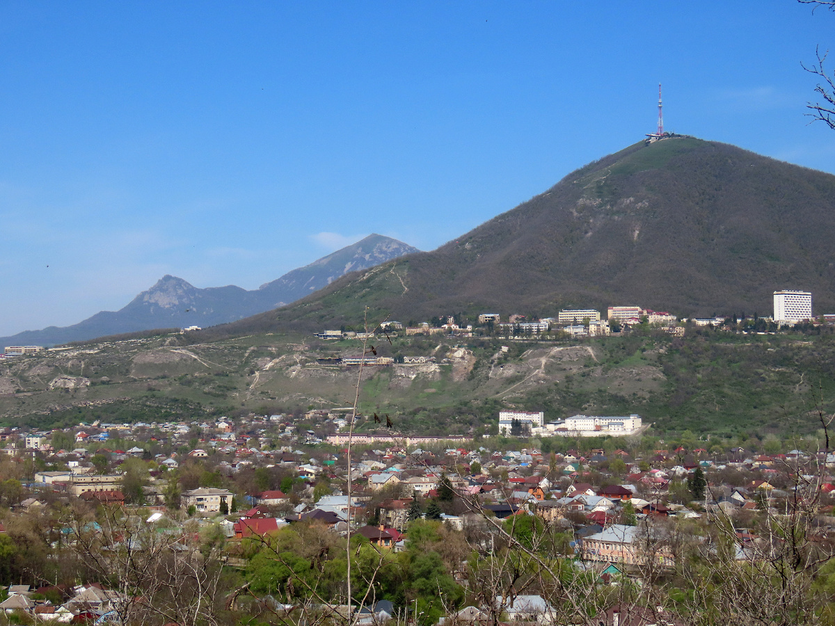 Вид на Машук и Бештау из Горячеводска (апрель 2025 года)