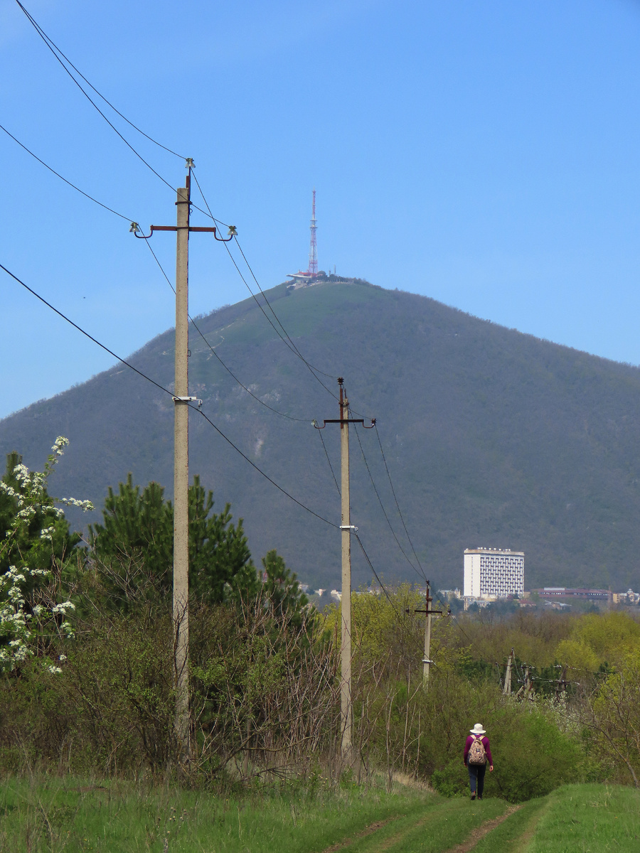 Вид на Машук из Горячеводска (апрель 2025 года)