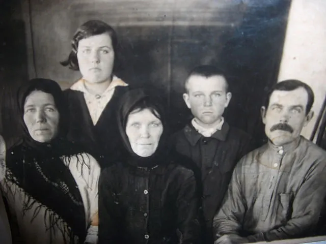 1968 год. Ташков Фёдор Игнатович с женой Екатериной Романовной, матерью Василисой Лаврентьевной (в центре) и племянниками Короткими Верой и Владимиром