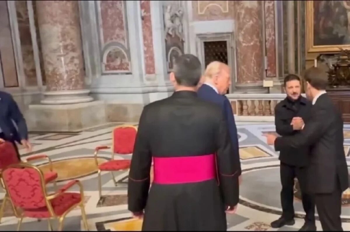    В Ватикане на месте встречи Зеленского и Трампа изначально стояли три стула