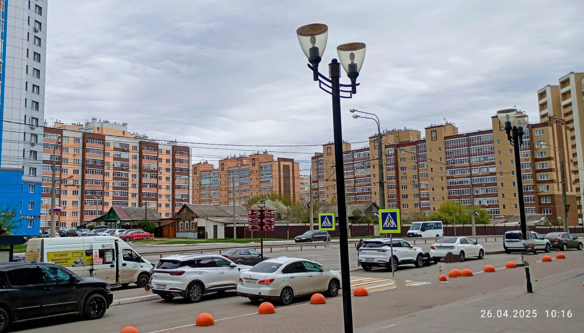 Необычно смотрятся частные дома среди таких гигантов!