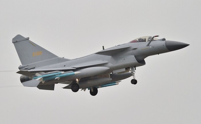Chengdu J-10 вооружен пушкой ГШ-23, бомбами и ракетами/ Фото: wikimedia.org