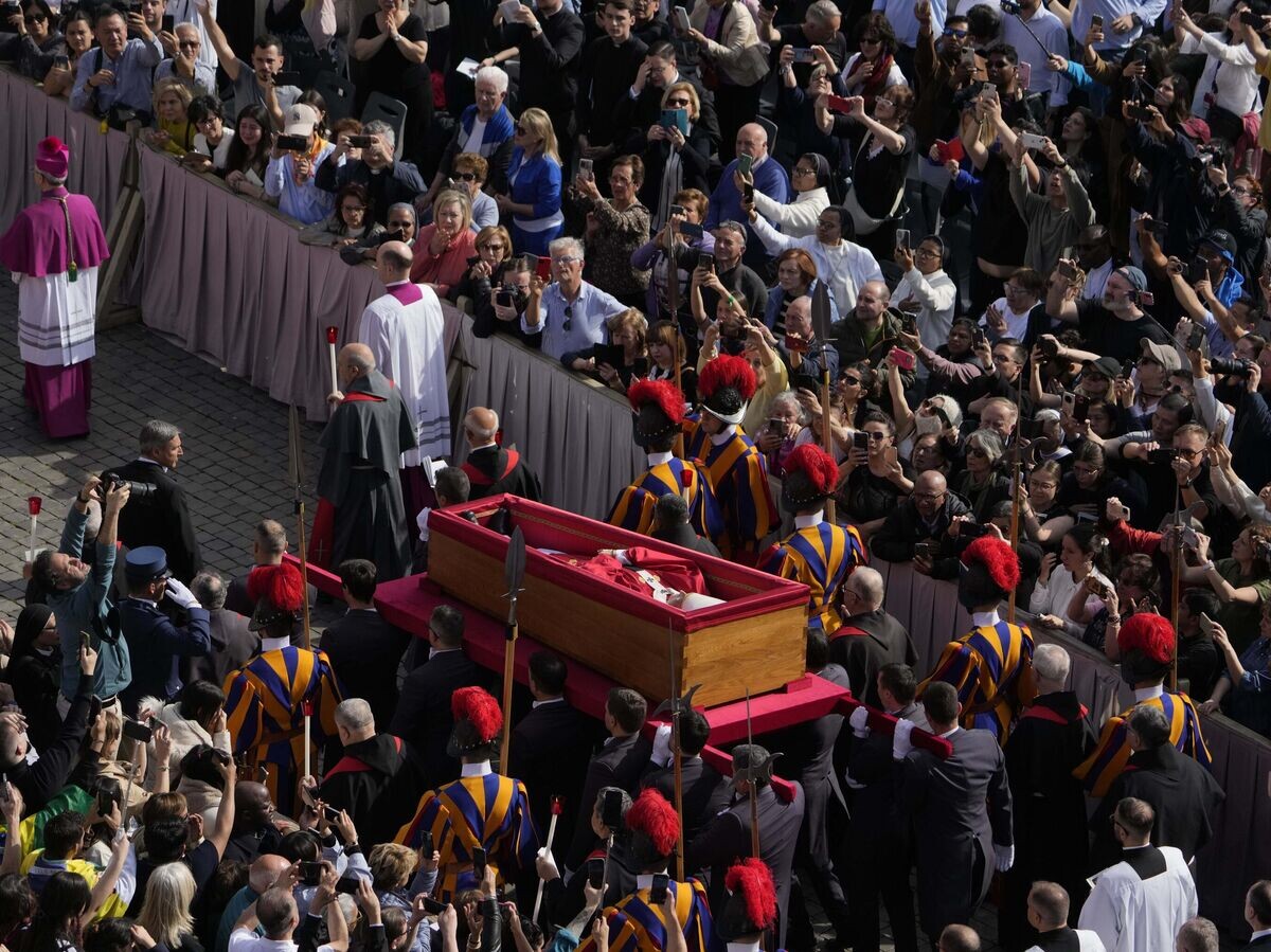    Гроб с телом папы римского Франциска несут в собор Святого Петра в Ватикане © AP Photo / Gregorio Borgia
