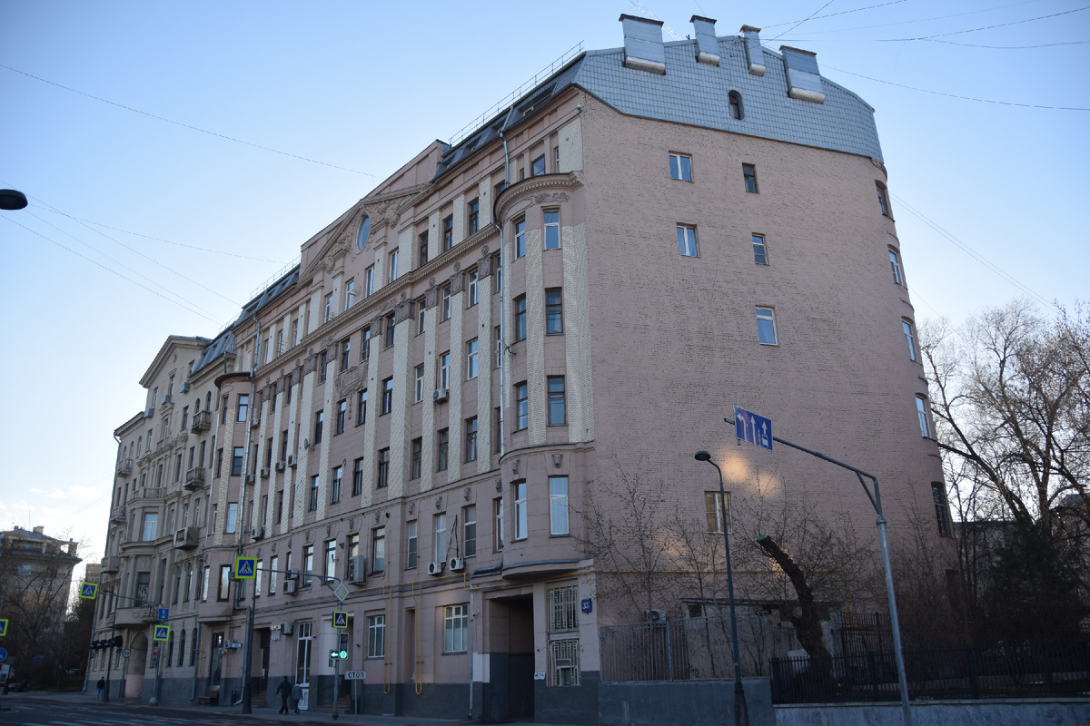 Старая Басманная улица д. 33. Фото автора канала "Приключения Тома Сойера".