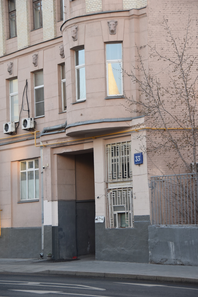 Слева от въезда в арку виден тот самый отбойник. Фото автора канала "Приключения Тома Сойера".