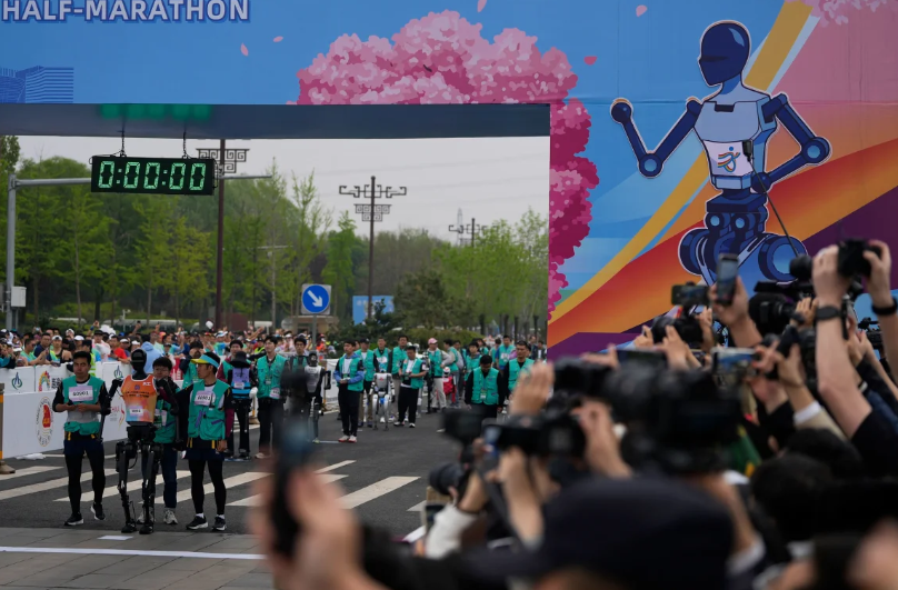 Очень красивая рамка для начала забега, а уж репортеров там!!!