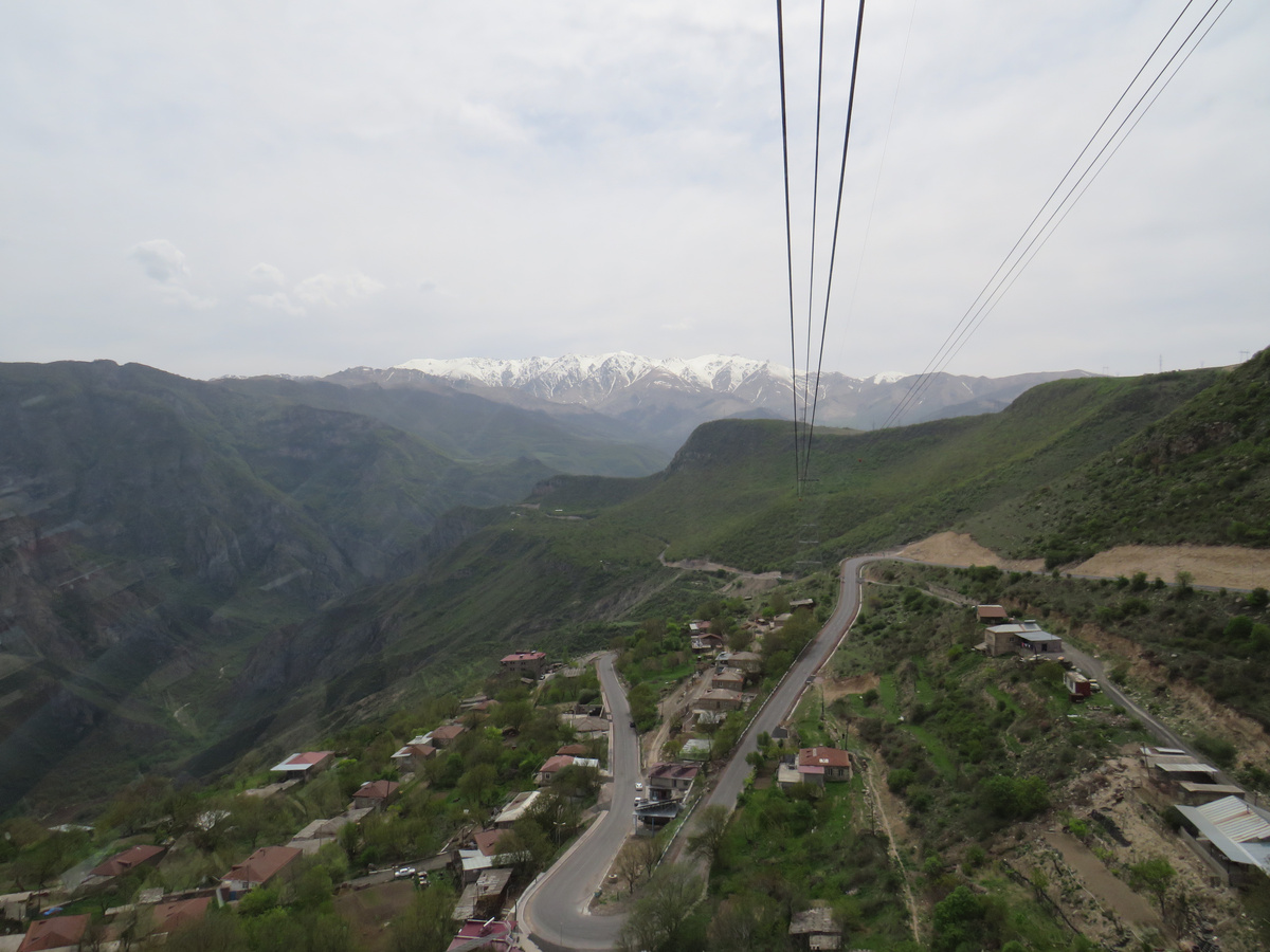 Вид из кабинки канатной дороги "Крылья Татева"