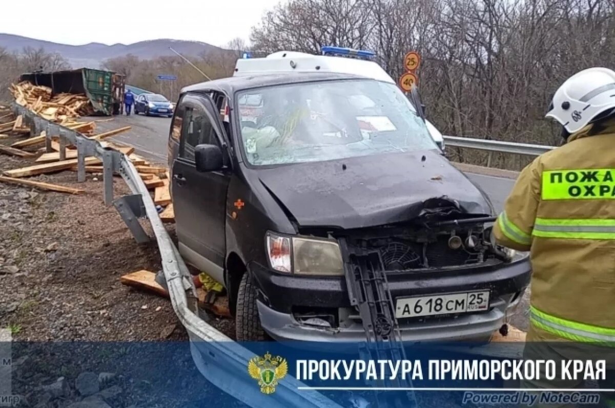    Древесина упала на проезжавший навстречу автомобиль марки Toyota Town Ace Noah