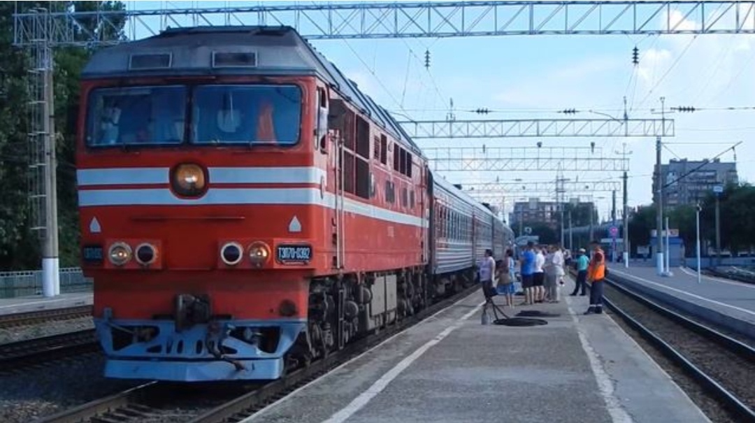 Рис.2 Тепловоз ТЭП70-0382 на станции Астрахань 1. 12 сентября 2017г.