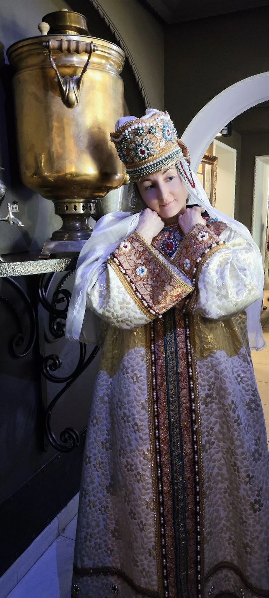 "Когда просто зашла попить чаю, а ушла боярыней."