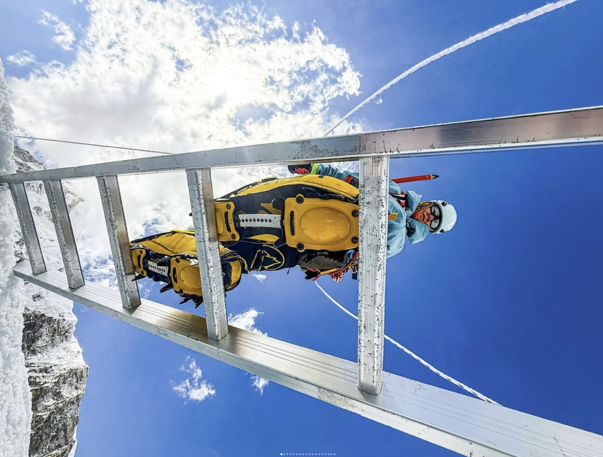 Редкий ракурс альпиниста, пересекающего ледопад Кхумбу на Эвересте. Фото: Abiral Rai