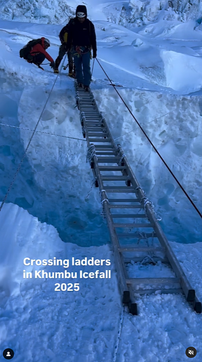 Пересечение трещины на ледопаде Кхумбу. Скрин с видео Kunga Sherpa