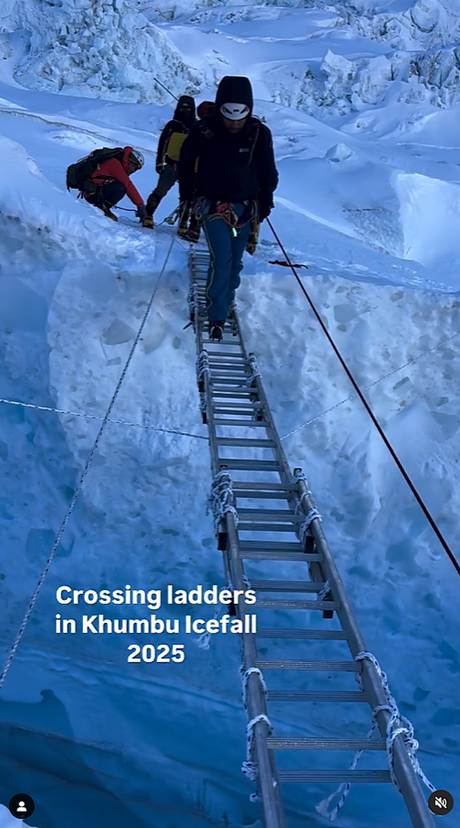 Пересечение трещины на ледопаде Кхумбу. Скрин с видео Kunga Sherpa