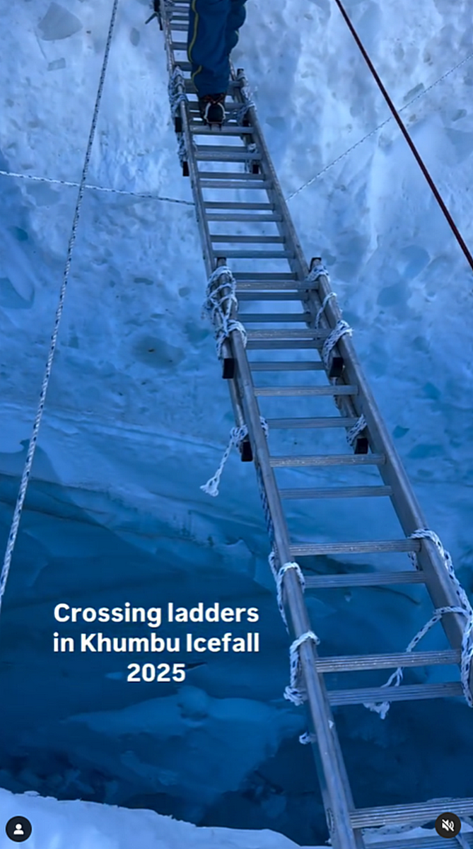 Пересечение трещины на ледопаде Кхумбу. Скрин с видео Kunga Sherpa
