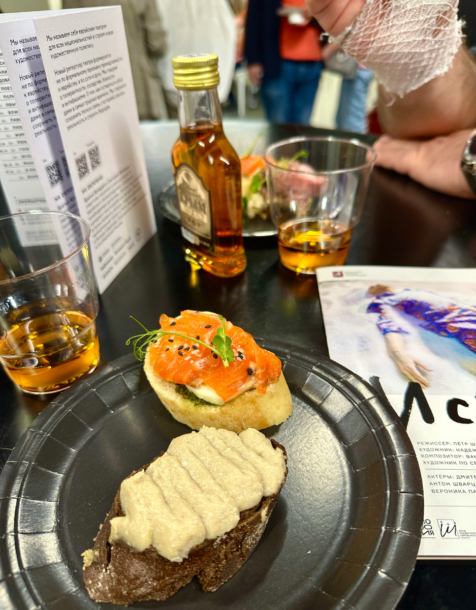 В буфете театра