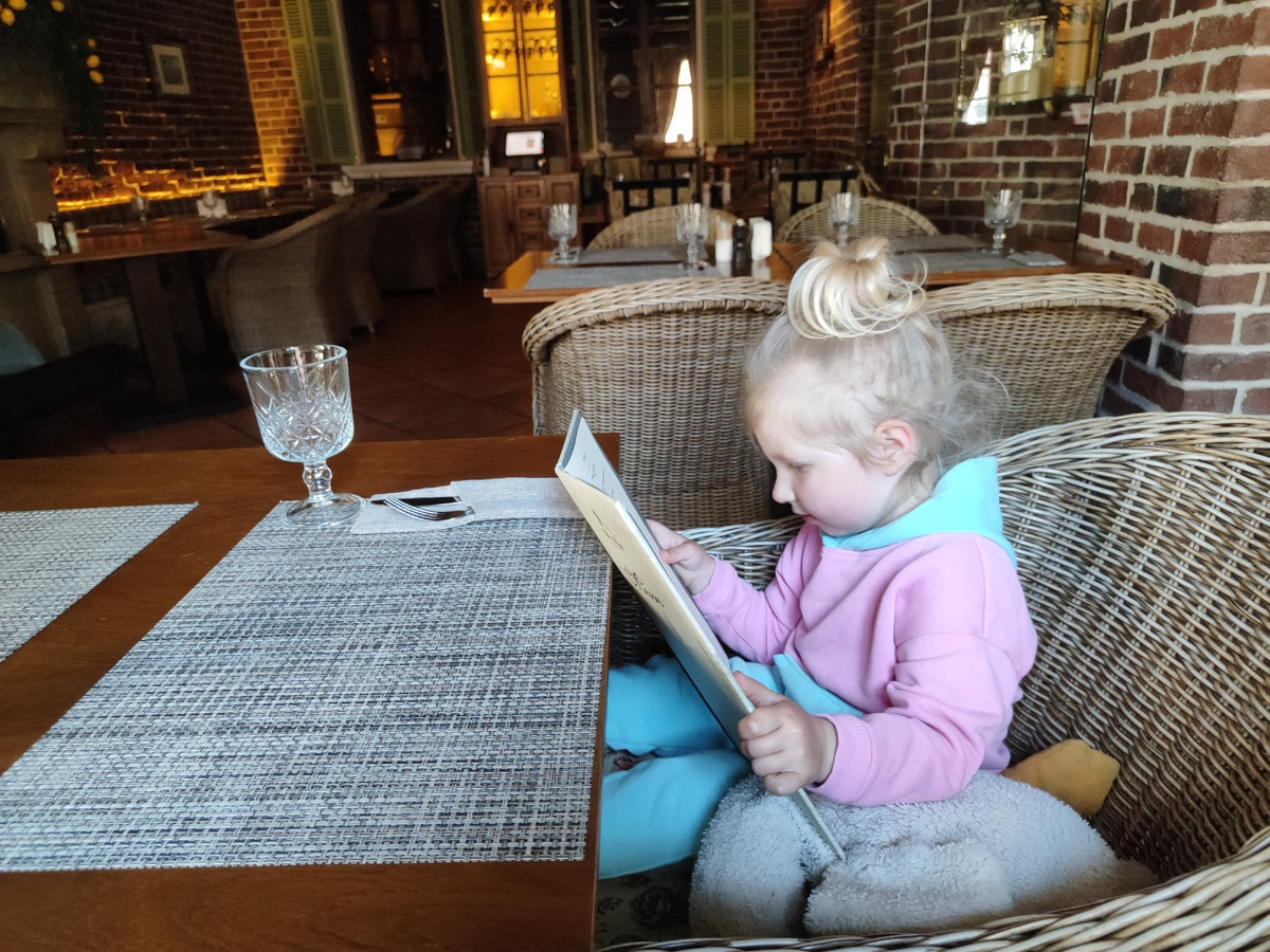 в кафе тоже зашли) 