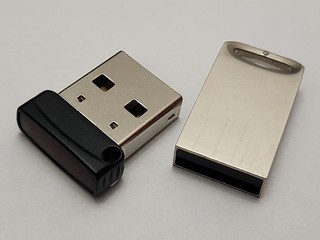 Примеры ключевых носителей Рутокен ЭЦП 3.0, выполненных в виде USB-токенов